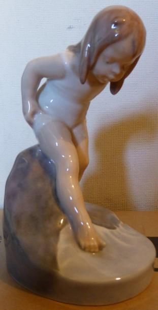 null Royal Copenhague sculpture en porcelaine polychrome représentant une jeune baigneuse...