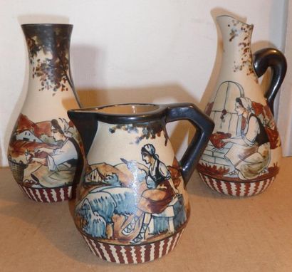 CIBOURE Un vase et deux pichets en céramique polychrome à décor d'une paysanne Hauteur...
