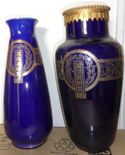 SARREGUEMINES Deux vases en céramique bleu foncé à décor d'une frise stylisée dorée,...