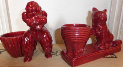 null Deux porte-allumettes en céramique vernisset rouge représentant un chat et un...