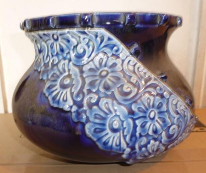 CHOISY LE ROY Vase en faillance à panse applatie à fond bleu à décor en relief de...