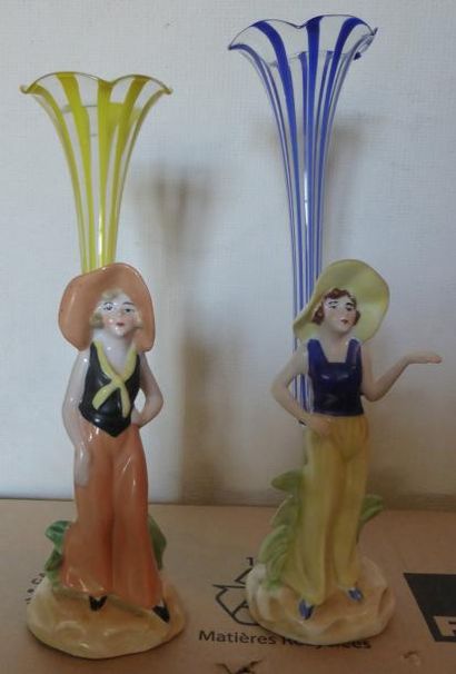 null Paire de plumiers en porcelaine polychrome en forme de femme au chapeau, tulipes,...