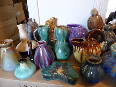 null Environ une quinzaine de vases en céramique, principalement du grès dont certains...