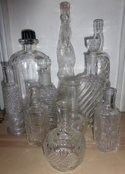 null Un lot de bouteilles en verre moulé
