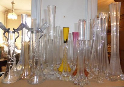 null Un lot de vases soliflore en verre. Certains en verre coloré, d'autres avec...