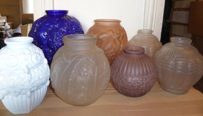 null Un lot de sept vases en verre moulé blanc, rose, bleu et vert opalin