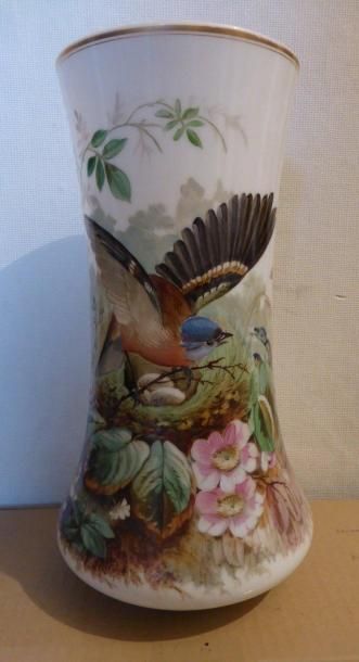 null Vase en opaline blanche à décor peint d'un oiseau défendant son nid H: 30 c...