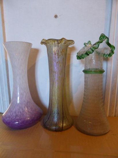 null Lot de trois vases en verre dont un irisé Grand H: 25 cm