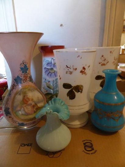 null Lot de six vases en opaline de couleurs dépareillées Grand H: 30 cm