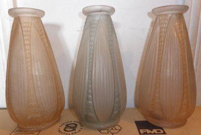 null Suite de trois vases en verre moulé rose et bleu H: 21 cm