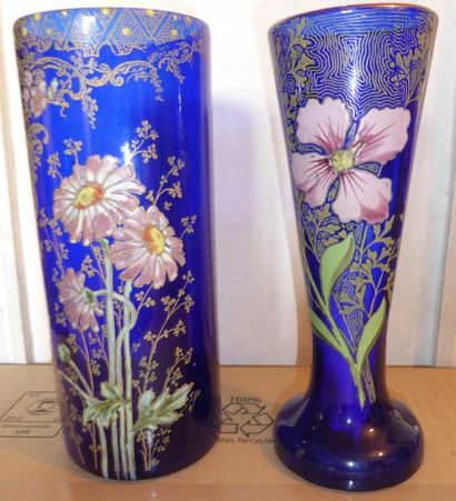 null Deux vases, un cylindrique et l'autre à col évasé à décor émaillé de fleurs...