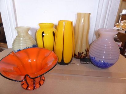 null Lot de six petits vases en verre polychrome H du plus grand: 18 cm