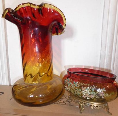 null Lot: Vase en verre jaune et rouge à bordures mouvementés et petit vase en verre...