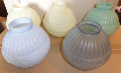 null Suite de six vases globulaires identiques en verre moulé de couleurs différentes...