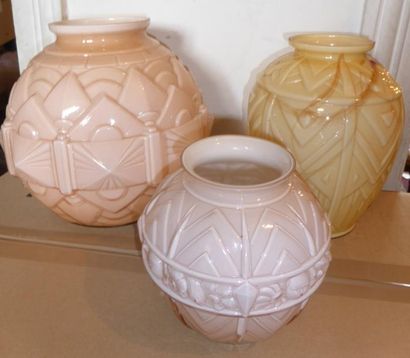 null Quatre vases en verre moulé intérieur teinté à décor géométrique H du plus grand:...