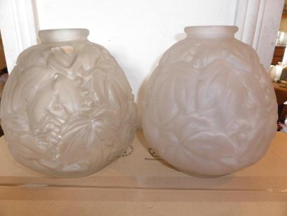 CARRILLO Deux vases globulaires en verre (un transparent l'autre opalescent) moulé...
