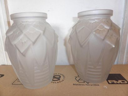 SPIP Paire de vases globulaire en verre moulé transparent à décor relief de feuillage...