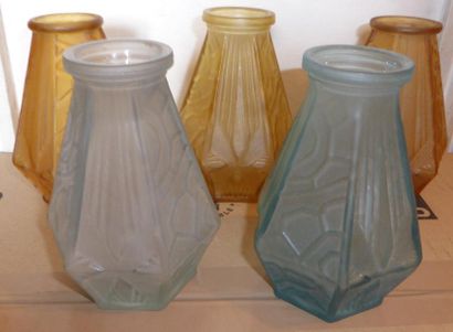 null Suite de cinq vases de modèle proche en verre moulé de couleurs jaune et bleu...