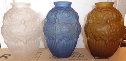 JOMA Suite de cinq vases de modèle identique en verre moulé transparent à décor relief...