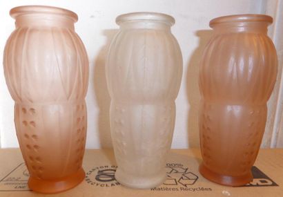 null Suite de trois vases d'un modèle proche en verre moulé rose et blanc à décor...