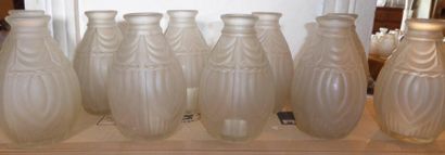JOMA Suite de dix vases d'un modèle proche en verre moulé transparent à décor stylisé...