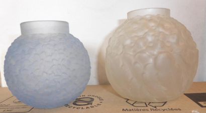 null Deux vases en verre moulé l'un transparent l'autre bleu à décor en relief de...