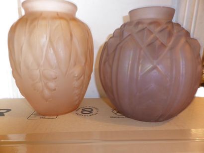 null Deux vases en verre moulé mauve et rose à décor stylisé pour l'un et végétal...