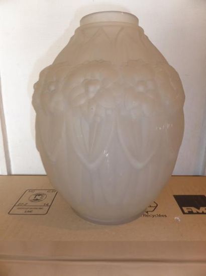 VERCAIS Vase piriforme en verre moulé à décor en relief de fleurs H: 23 cm (petit...