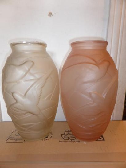 null Deux vases d'un modèle proche en verre moulé transparent et rose à décor en...