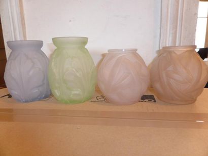 null Lot: deux vases d'un modèle proche en verre moulé à décor en relief de lianes...