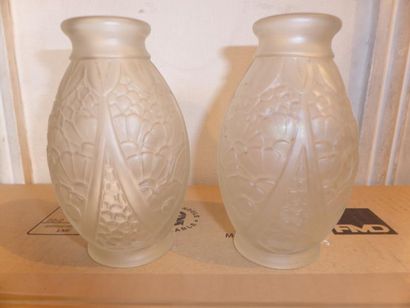 JOMA Deux vases ovoïdes d'un modèle proche en verre moulé à décor stylisé de fleurs...