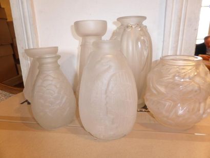 null Lot de six vases en verre moulé transparents à décor de feuillage stylisé, aigle......