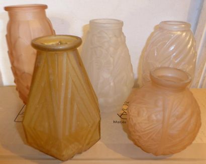 null Lot de cinq petits vases en verre moulé transparent et de couleur à décor en...