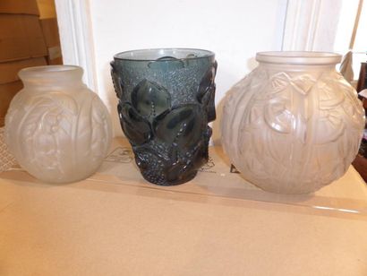 null Trois vases en verre moulé transparent et teinté à décor en relief de fleurs...