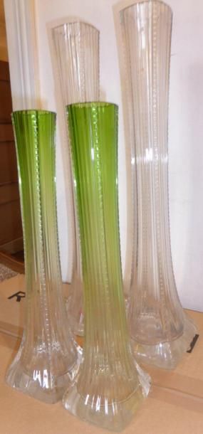 null Deux paires de vases soliflores en verre taillé H: 40,5 et 30,5 cm