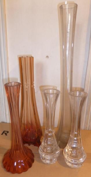 null Lot de trois vases et une paire de vases soliflores en verre et cristal taillé...
