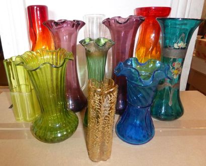 null Un lot de onze vases en verre de couleurs différentes