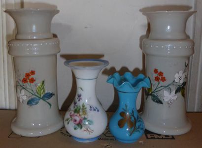 null Un lot d'Opaline comprenant une paire de vase et deux vases dépareillés. Hauteur...