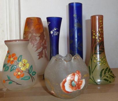 null Un lot de six vases en verre de modèles dépareillés Hauteur du plus grand: 20...
