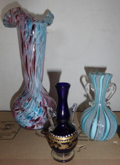 null Un lot de vases en verre, deux multicolores et un petit à fond bleu à anses....
