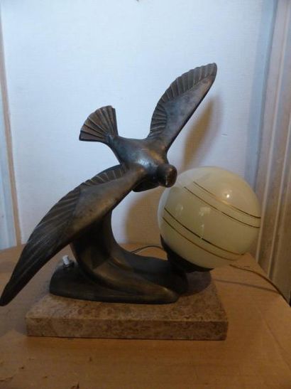 null Veilleuse en bronze patiné représentant un oiseau survolant une vague, globe...