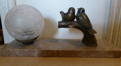 BALLES (d'après) Veilleuse en bronze représentant deux oiseaux sur une branches,...