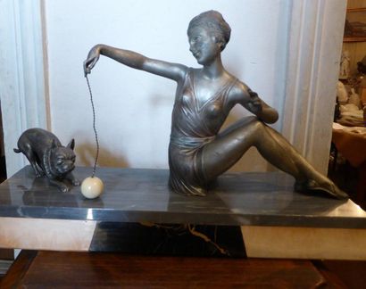 null Sculpture en régule représentant une jeune femme jouant avec son chien, elle...