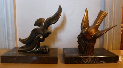 null Deux sculptures en métal représentant des oiseaux survolant une vague et un...