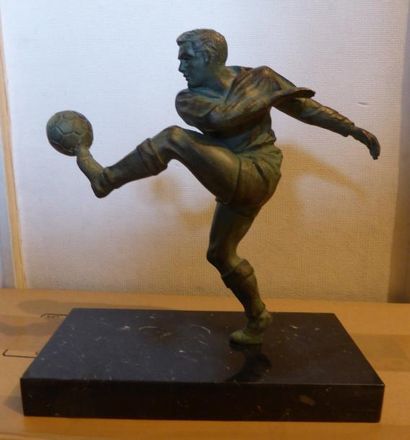 null Sculpture en régule patine verte représentant un footballeur, socle en marbre...