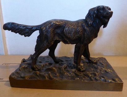 null Sculpture en bronze représentant un chien de chasse à l'arrêt sur une terrasse...