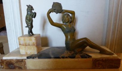 null Sculpture en régule représentant une danseuse au tambourin et un chevreau, socle...
