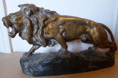 JB DESCAMPS (d'après) Lion rugissant sculpture en bronze sur socle patiné, signée...