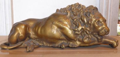 null Sculpture en bronze représentant un lion allongé L: 26,5 cm H: 11 cm