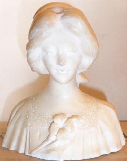 A.CIPRIANI Buste en albatre représentant une jeune femme H: 15 cm (petit éclat au...